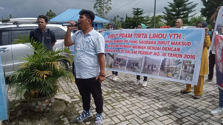 Pelanggan Merasa Dirugikan, Masyarakat Nagori Karang Sari Unjuk Rasa di Kantor PDAM Tirta Lihou