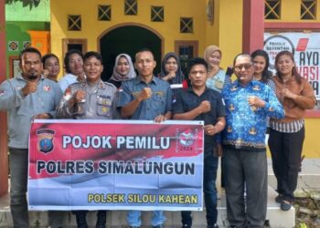 Jelang Pemilu 2024,  Kapolsek Silou Kahean Gelar Giat Pojok Pemilu Ke Kantor Panwaslu Silou Kahean