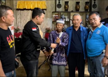 Peduli Sesama, Andre Andika Sinaga Berikan Bantuan Tongkat Besi Kepada Warga Bahung Huluan