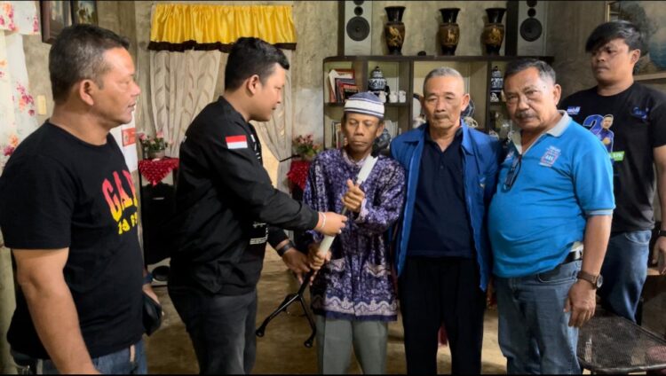 Peduli Sesama, Andre Andika Sinaga Berikan Bantuan Tongkat Besi Kepada Warga Bahung Huluan