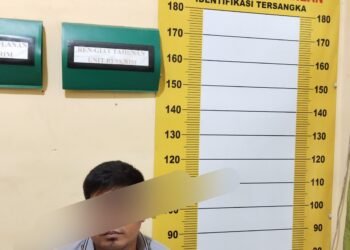 Tersangka AP saat diamankan di Polsek Silou Kahean