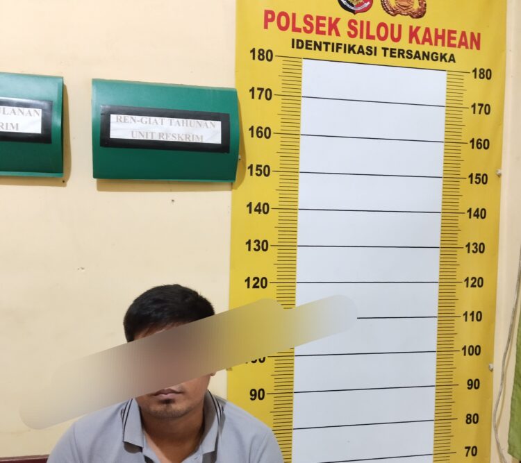 Tersangka AP saat diamankan di Polsek Silou Kahean