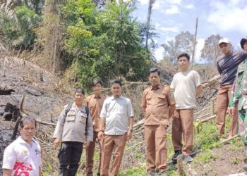Kapolsek Silou Kahean Turun Langsung Cegah Kebakaran Lahan di Hutan Register Nagori Asih
