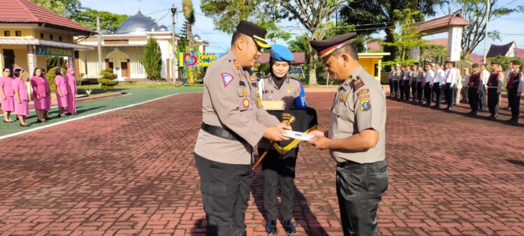 Kapolres Pimpin Upacara Kenaikan Pangkat dan Pelepasan Purnabakti di Polres Simalungun