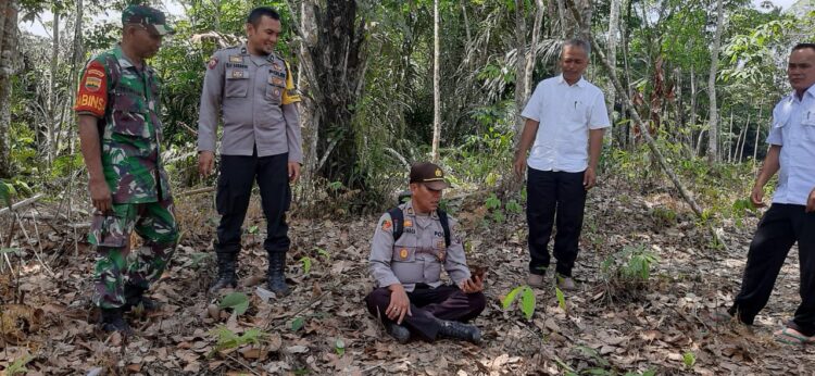 Terdeteksi Lancang Kuning Polri, Kapolsek Silou Kahean Cek Lokasi Kebakaran Hutan di Nagori Sinasih