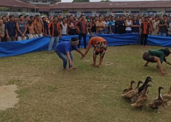 Lomba Tangkap Bebek Dengan Mata Tertutup Mengundang Tawa Pegawai dan WBP Lapas Kelas IIa Pematangsiantar