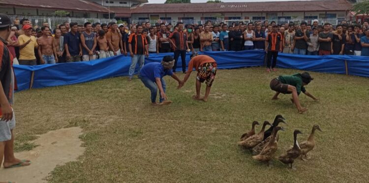 Lomba Tangkap Bebek Dengan Mata Tertutup Mengundang Tawa Pegawai dan WBP Lapas Kelas IIa Pematangsiantar