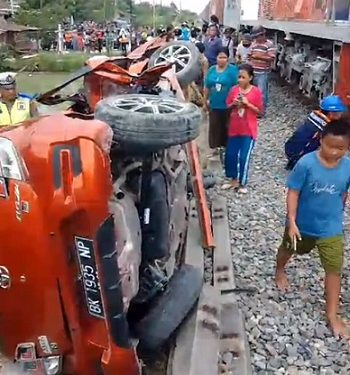 Kereta Api Seruduk Agya di Tebing Tinggi, Ibu dan Balita Meninggal Dunia