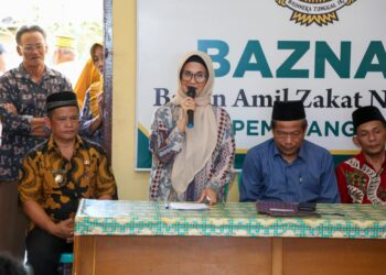 dr Susanti Dewayani SpA Secara Simbolis Menyerahkan zakat kepada 1.100 Mustahiq