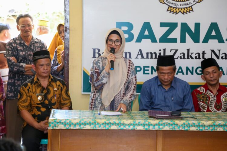 dr Susanti Dewayani SpA Secara Simbolis Menyerahkan zakat kepada 1.100 Mustahiq