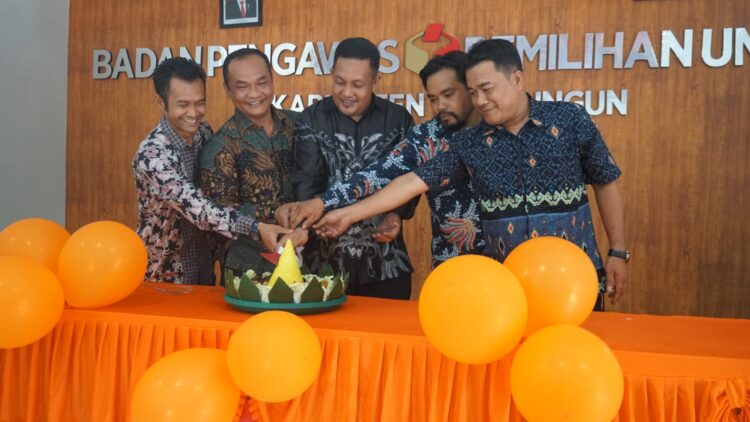 HUT Bawaslu ke-16, Bawaslu Simalungun Potong Nasi Tumpeng dan Doa Bersama, Adillah Feruari Purba : “tetap menjaga integritas, profesionalitas dan soliditas”