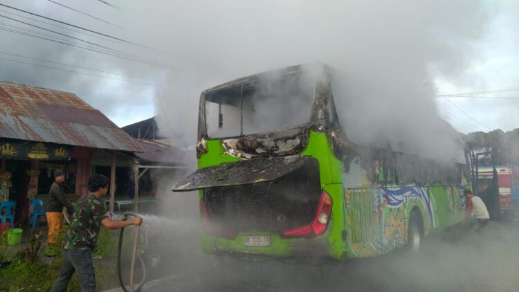 Bus Pariwisata Terbakar di Tiga Runggu