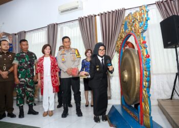 Wali Kota Pematangsiantar dr Susanti Dewayani SpA memukul gong tanda dibukanya Musyawarah Rencana Pembangunan (Musrenbang) Rencana Pembangunan Jangka Panjang Daerah (RPJPD) Kota Pematangsiantar Tahun 2025-2045