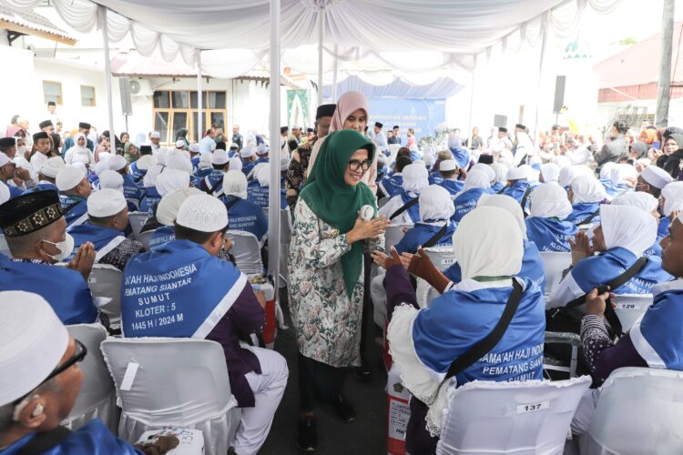 dr Susanti Berangkatkan 198 calon jamaah Haji/Hajjah