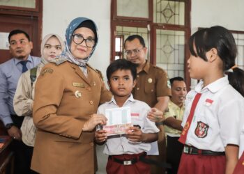 Memang Layak Dibantu, Wali Kota Pematangsiantar Salurkan Bantuan Kepada Peserta Didik Tingkat SD & SMP se-Kota Pematangsiantar