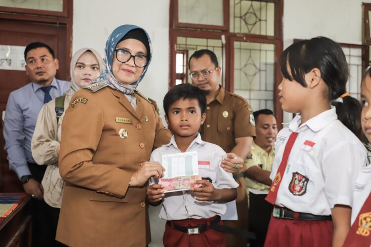 Memang Layak Dibantu, Wali Kota Pematangsiantar Salurkan Bantuan Kepada Peserta Didik Tingkat SD & SMP se-Kota Pematangsiantar