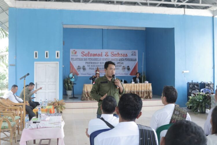 Panwaslu Kecamatan Silou Kahean Lantik 16 Pengawas Kelurahan/Desa