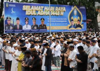 Wali Kota Pematangsiantar dr Susanti Dewayani SpA dan Ketua Dekranasda H Kusma Erizal Ginting SH bersama ribuan umat Muslim menunaikan Sholat Hari Raya Idul Adha 1445 H/2024 M