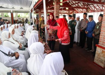 Pulang Dari Tanah Suci, Wali Kota Pematangsiantar dr Susanti Dewayani SpA menepung-tawari jamaah haji/hajjah