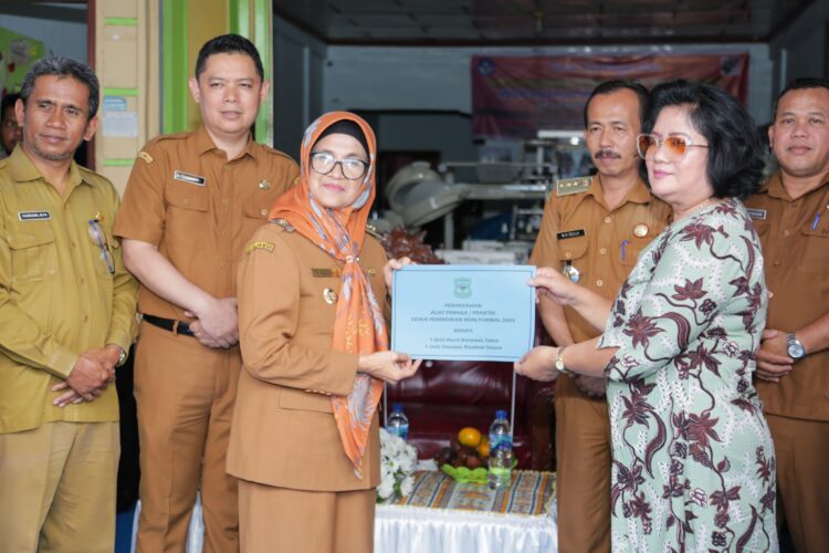 Wali Kota Pematangsiantar Berikan Bantuan Alat Praktik/Peraga Siswa Pendidikan Non Formal Tahun 2024 di LKP Vin’s Salon