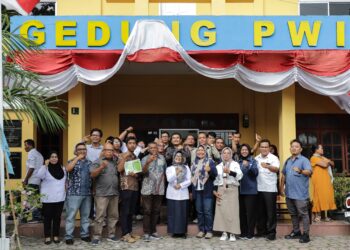 Wali Kota Pematangsiantar Serahkan  Kartu dan Sertifikat UKW di Kantor PWI Pematangsiantar 