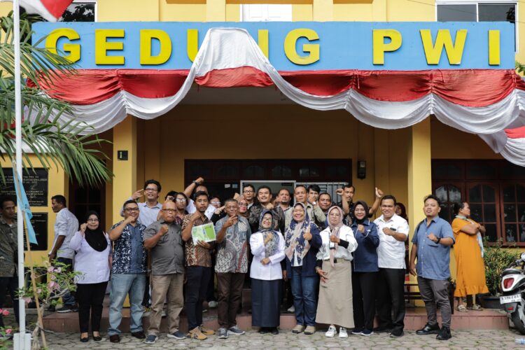 Wali Kota Pematangsiantar Serahkan  Kartu dan Sertifikat UKW di Kantor PWI Pematangsiantar 