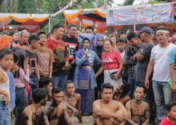 Wali Kota Pematangsiantar dr Susanti Dewayani SpA mengunjungi lokasi perlombaan HUT RI, Pemenang Panjat pinang diberi Hadiah 1 jt