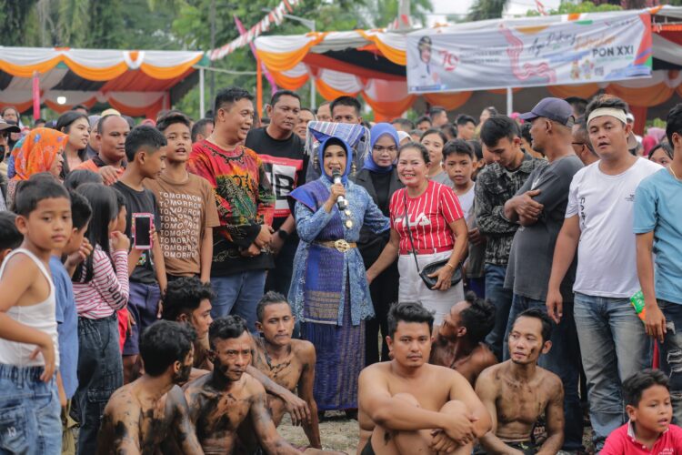 Wali Kota Pematangsiantar dr Susanti Dewayani SpA mengunjungi lokasi perlombaan HUT RI, Pemenang Panjat pinang diberi Hadiah 1 jt
