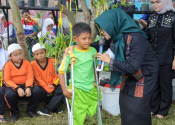 Seorang Bocah Peluk Wali Kota Pematangsiantar