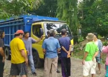 Truk Pengangkut Limbah PKS PT RAS Dihadang Warga, Pengelolaan Limbah Menimbulkan Bau Dan Tidak Sesuai Prosedur