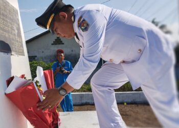 Camat Silou Kahean Bill Morgant Saragih S.STP meletakan karangan bunga