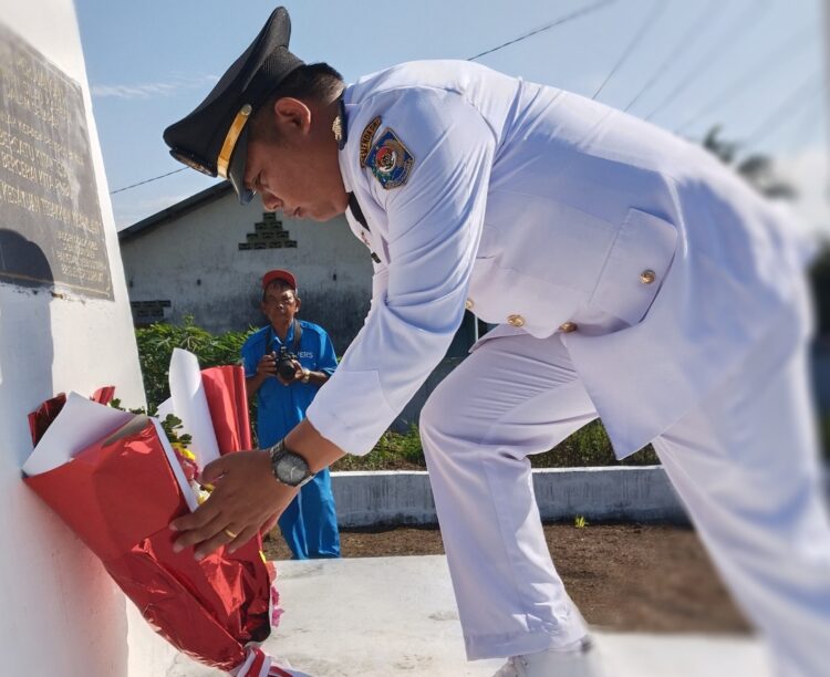 Camat Silou Kahean Bill Morgant Saragih S.STP meletakan karangan bunga