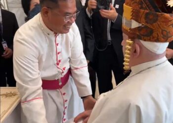 Berkati Patung Yesus Kristus Sibea bea, Paus Fransiskus Pakai Gotong Simalungun