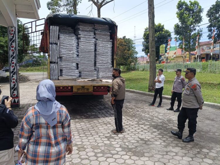 8030 Bilik Suara Tiba di Kantor KPU Simalungun, Bawaslu Simalungun Lakukan Pengawasan