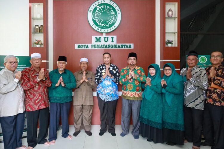 Pjs Wali Kota Pematangsiantar Drs Matheos Tan MM bersilaturahmi ke sejumlah tokoh agama