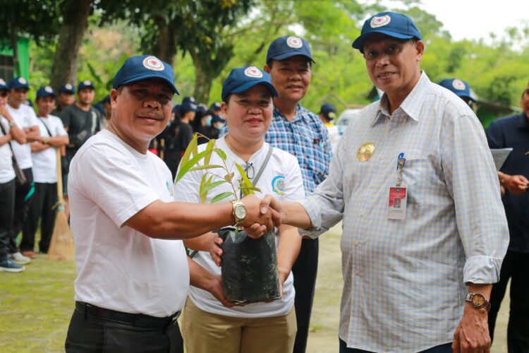 Sambut Hari Reformasi Gereja ke 507, Pjs Wali Kota Pematangsiantar Serahkan Bibit Pohon Buah Kepada Pimpinan Gereja