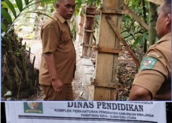 Kepala UPTD pendidikan Silou kahean Jhon Freddy Purba bersama Kepala Sekolah SMP Negeri 1 Silou Kahean tinjau bangunan pagar di SMPN 1