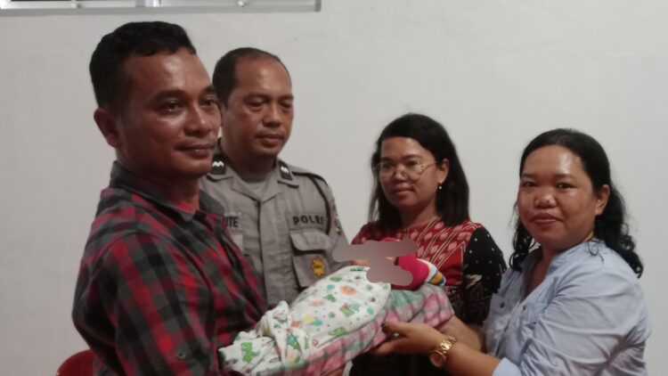 Bayi Perempuan Yang Ditemukan di Silou Kahean Diserahkan ke Dinas Sosial Kabupaten Simalungun