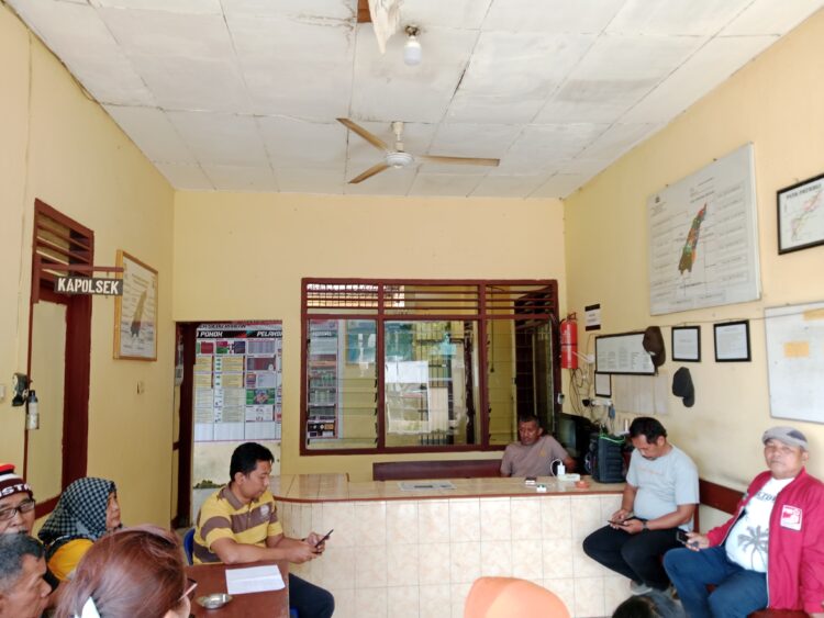 Puluhan Warga Bandar Nagori Datangi Kantor Polsek Silou Kahean, Ada Apa?