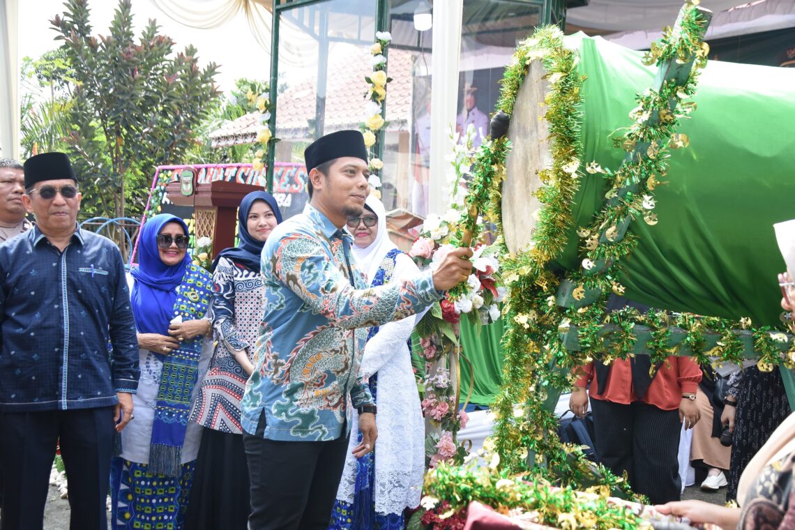 Wali Kota Pematangsiantar Wesly Silalahi MKn Diwakili Asisten Perekonomian dan Pembangunan Zainal Siahaan SE MM