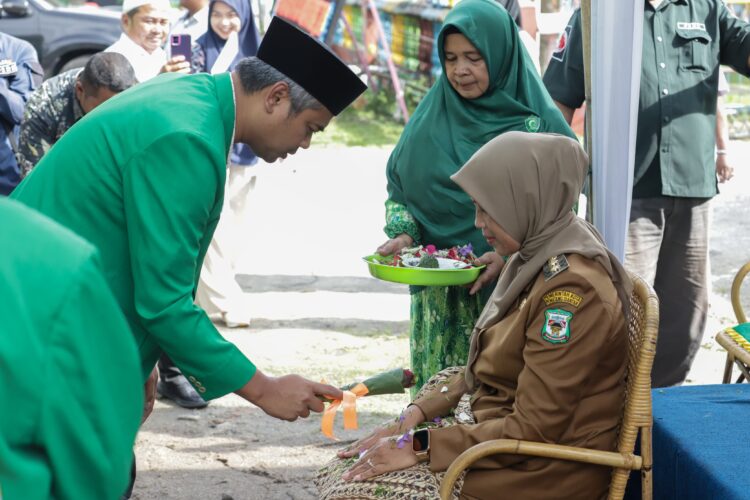 Simbol Memberikan Semangat Menjalankan Tugas, Herlina Ditepung Tawari oleh jamaah Al Jam’iyatul Washliyah