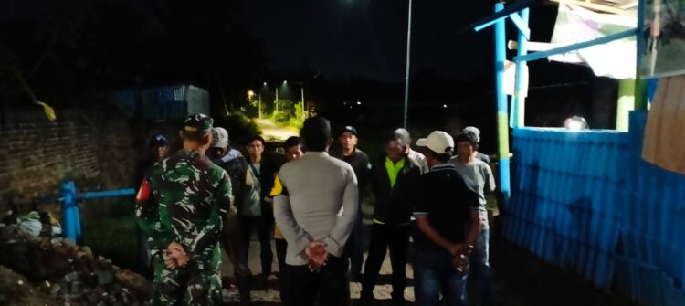 Demi Menjaga keamanan ,Babinsa Dan Babinkamtibmas Berikan Arahan kepada Petugas Poskamling Jalan Rindung
