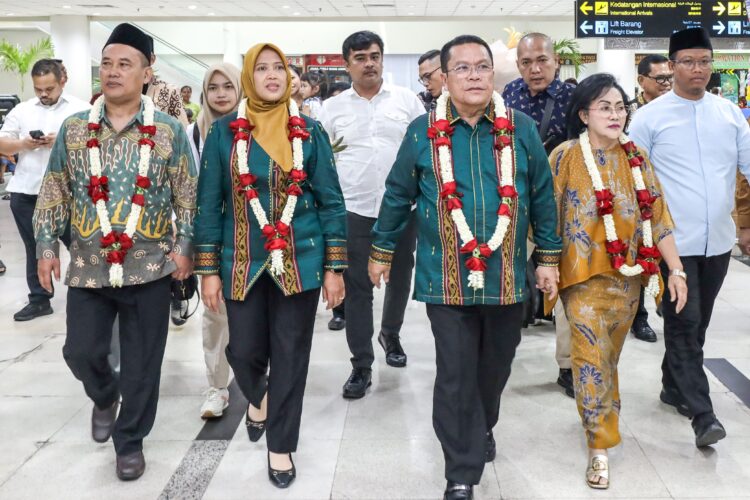Wali Kota dan Wakil Wali Kota Pematangsiantar Wesly Silalahi SH MKn dan Herlina tiba di Bandara Internasional Kualanamu