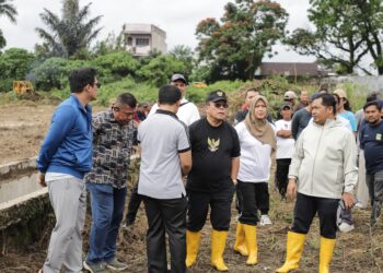 Wali Kota Pematangsiantar Tinjau Pembersihan Stadion  Sang Naualuh