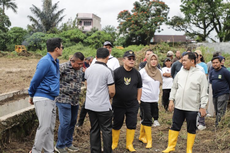Wali Kota Pematangsiantar Tinjau Pembersihan Stadion  Sang Naualuh