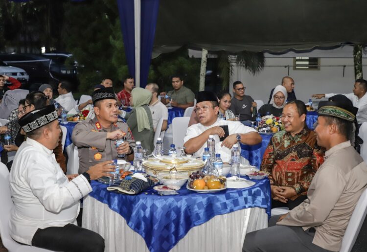 Wali Kota Pematangsiantar Wesly Silalahi SH MKn dan Wakil Wali Kota Herlina berbuka puasa bersama DPRD dan Forum Koordinasi Pimpinan Daerah (Forkopimda) Kota Pematangsiantar