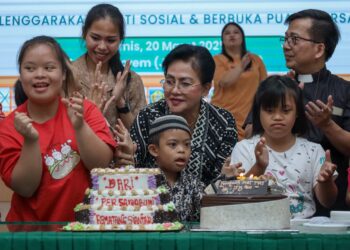 Ketua TP PKK Kota Pematangsiantar Liswati Wesly Silalahi br Sinaga menghadiri acara Dos Syukur Hari Ulang Tahun (HUT) ke-75 PGI