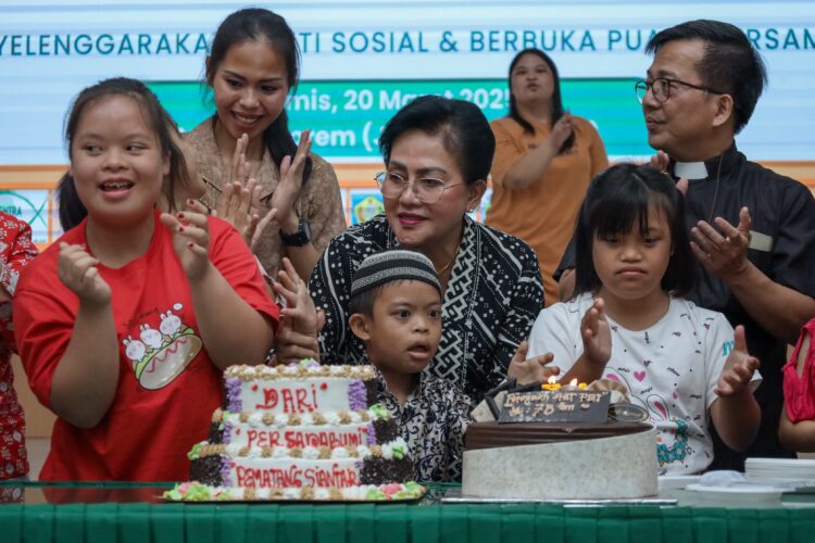 Ketua TP PKK Kota Pematangsiantar Liswati Wesly Silalahi br Sinaga menghadiri acara Dos Syukur Hari Ulang Tahun (HUT) ke-75 PGI
