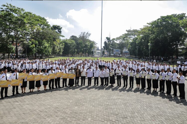 694 PPPK Kota Pematangsiantar Diambil Sumpah, Wali Kota Serahkan SK