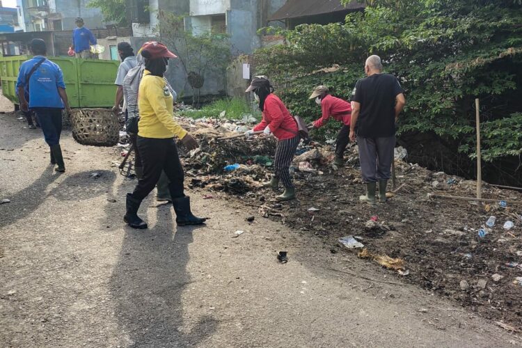 Pemko Pematangsiantar Gotroy Bersihkan Sampah di Belakang Pasar Horas